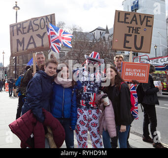 London, Großbritannien. 13. März 2019. Touristen mit Aktivisten lassen außerhalb des Parlaments in London, Großbritannien, heute. Credit: Joe Kuis/Alamy leben Nachrichten Stockfoto