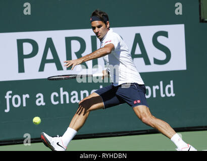 Los Angeles, Kalifornien, USA. 13 Mär, 2019. Roger Federer von der Schweiz, gibt den Ball zu Kyle Edmund von Großbritannien, während die Männer singles vierte Runde der BNP Paribas Open Tennisturnier am Mittwoch, 13. März 2019 im kalifornischen Indian Wells. Federer gewann 2-0. Credit: Ringo Chiu/ZUMA Draht/Alamy leben Nachrichten Stockfoto