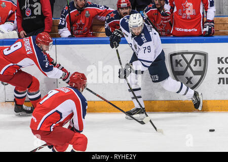 Moskau, Russland. 13 Mär, 2019. Daniil Tarasov (R) von Dynamo Moskau Mias für den Puck während der 2018-2019 KHL-Play-off-Spiel zwischen Dynamo Moskau und CSKA Moskau in Moskau, Russland, 13. März 2019. CSKA Moskau gewann das Spiel 4-1. Credit: Evgeny Sinitsyn/Xinhua/Alamy leben Nachrichten Stockfoto