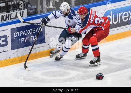 Moskau, Russland. 13 Mär, 2019. Dmitry Al. Moiseyev (L) von Dynamo Moskau Mias mit Michail Naumenkov von CSKA Moskau während der 2018-2019 KHL-Play-off-Spiel in Moskau, Russland, 13. März 2019. CSKA Moskau gewann das Spiel 4-1. Credit: Evgeny Sinitsyn/Xinhua/Alamy leben Nachrichten Stockfoto