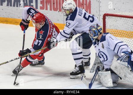 Moskau, Russland. 13 Mär, 2019. Andrei Svetlakov (L) von CSKA Moskau versucht zu zählen während der 2018-2019 KHL-Play-off-Spiel zwischen Dynamo Moskau und CSKA Moskau in Moskau, Russland, 13. März 2019. CSKA Moskau gewann das Spiel 4-1. Credit: Evgeny Sinitsyn/Xinhua/Alamy leben Nachrichten Stockfoto