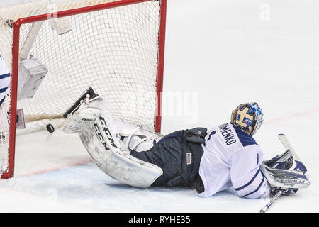 Moskau, Russland. 13 Mär, 2019. Alexandr Yeryomenko, Torwart von Dynamo Moskau schlägt fehl Das Ziel während der 2018-2019 KHL-Play-off-Spiel zu speichern zwischen Dynamo Moskau und CSKA Moskau in Moskau, Russland, 13. März 2019. CSKA Moskau gewann das Spiel 4-1. Credit: Evgeny Sinitsyn/Xinhua/Alamy leben Nachrichten Stockfoto