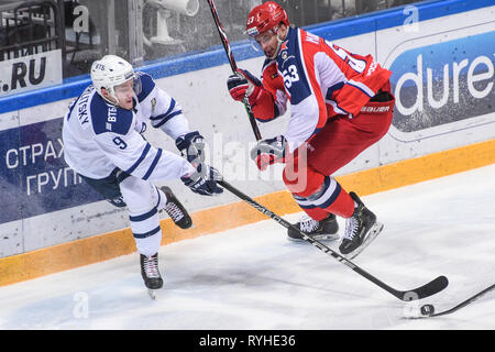 Moskau, Russland. 13 Mär, 2019. Dmitry Kagarlitsky (L) von Dynamo Moskau Mias mit Alexei Marchenko von CSKA Moskau während der 2018-2019 KHL-Play-off-Spiel in Moskau, Russland, 13. März 2019. CSKA Moskau gewann das Spiel 4-1. Credit: Evgeny Sinitsyn/Xinhua/Alamy leben Nachrichten Stockfoto