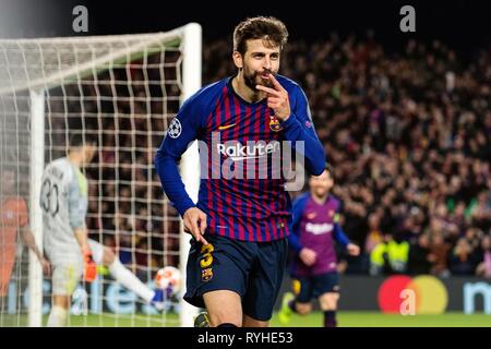 Barcelona, Spanien. 13 Mär, 2019. Von Barcelona Gerard Pique feiert nach zählen während der UEFA Champions League Spiel zwischen spanischen Team FC Barcelona und Französische team Lyon in Barcelona, Spanien, am 13. März 2019. Barcelona gewann 5-1 und zu den Viertelfinalen erweitert. Credit: Joan Gosa/Xinhua/Alamy leben Nachrichten Stockfoto