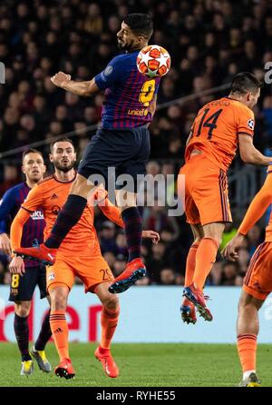 Barcelona, Spanien. 13 Mär, 2019. Von Barcelona Luis Suarez (oben) konkurriert während der UEFA Champions League Spiel zwischen spanischen Team FC Barcelona und Französische team Lyon in Barcelona, Spanien, am 13. März 2019. Barcelona gewann 5-1 und zu den Viertelfinalen erweitert. Credit: Joan Gosa/Xinhua/Alamy leben Nachrichten Stockfoto