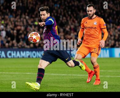 Barcelona, Spanien. 13 Mär, 2019. Barcelonas Lionel Messi (L) schießt während der UEFA Champions League Spiel zwischen spanischen Team FC Barcelona und Französische team Lyon in Barcelona, Spanien, am 13. März 2019. Barcelona gewann 5-1 und zu den Viertelfinalen erweitert. Credit: Joan Gosa/Xinhua/Alamy leben Nachrichten Stockfoto