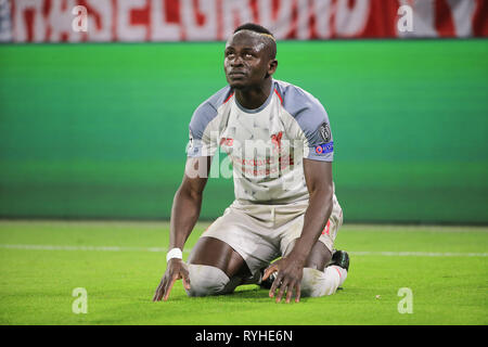 München, Deutschland. 13 Mär, 2019. Liverpools Sadio Mähne feiert sein Ziel während der UEFA Champions League 1/8 Finale rückspiel zwischen dem FC Bayern München in Deutschland und Liverpool von England in München, Deutschland, am 13. März 2019. Liverpool gewann 3-1 und erweiterte in das Viertelfinale. Credit: Philippe Ruiz/Xinhua/Alamy leben Nachrichten Stockfoto