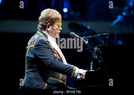 März 12, 2019 - Raleigh, North Carolina; USA - Musiker Elton John führt live als seinen "Abschied Yellow Brick Road Tour" macht einen Stop an der PNC-Arena in Raleigh befindet. Copyright 2019 Jason Moore. Credit: Jason Moore/ZUMA Draht/Alamy leben Nachrichten Stockfoto