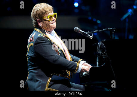 März 12, 2019 - Raleigh, North Carolina; USA - Musiker Elton John führt live als seinen "Abschied Yellow Brick Road Tour" macht einen Stop an der PNC-Arena in Raleigh befindet. Copyright 2019 Jason Moore. Credit: Jason Moore/ZUMA Draht/Alamy leben Nachrichten Stockfoto