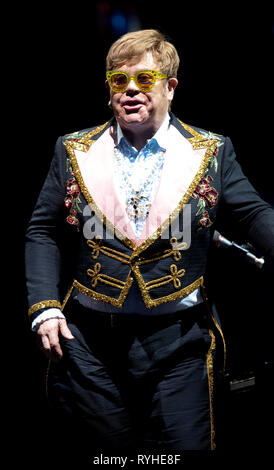 März 12, 2019 - Raleigh, North Carolina; USA - Musiker Elton John führt live als seinen "Abschied Yellow Brick Road Tour" macht einen Stop an der PNC-Arena in Raleigh befindet. Copyright 2019 Jason Moore. Credit: Jason Moore/ZUMA Draht/Alamy leben Nachrichten Stockfoto