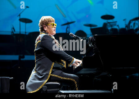 März 12, 2019 - Raleigh, North Carolina; USA - Musiker Elton John führt live als seinen "Abschied Yellow Brick Road Tour" macht einen Stop an der PNC-Arena in Raleigh befindet. Copyright 2019 Jason Moore. Credit: Jason Moore/ZUMA Draht/Alamy leben Nachrichten Stockfoto