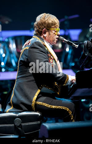 März 12, 2019 - Raleigh, North Carolina; USA - Musiker Elton John führt live als seinen "Abschied Yellow Brick Road Tour" macht einen Stop an der PNC-Arena in Raleigh befindet. Copyright 2019 Jason Moore. Credit: Jason Moore/ZUMA Draht/Alamy leben Nachrichten Stockfoto