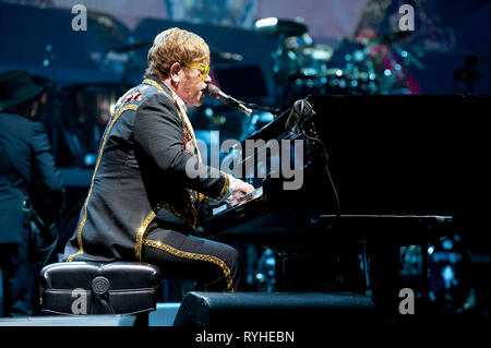 März 12, 2019 - Raleigh, North Carolina; USA - Musiker Elton John führt live als seinen "Abschied Yellow Brick Road Tour" macht einen Stop an der PNC-Arena in Raleigh befindet. Copyright 2019 Jason Moore. Credit: Jason Moore/ZUMA Draht/Alamy leben Nachrichten Stockfoto