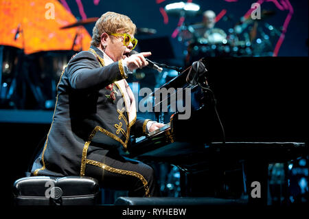 März 12, 2019 - Raleigh, North Carolina; USA - Musiker Elton John führt live als seinen "Abschied Yellow Brick Road Tour" macht einen Stop an der PNC-Arena in Raleigh befindet. Copyright 2019 Jason Moore. Credit: Jason Moore/ZUMA Draht/Alamy leben Nachrichten Stockfoto