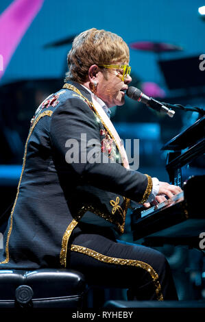 März 12, 2019 - Raleigh, North Carolina; USA - Musiker Elton John führt live als seinen "Abschied Yellow Brick Road Tour" macht einen Stop an der PNC-Arena in Raleigh befindet. Copyright 2019 Jason Moore. Credit: Jason Moore/ZUMA Draht/Alamy leben Nachrichten Stockfoto