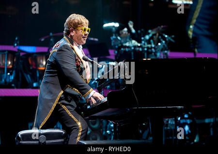 März 12, 2019 - Raleigh, North Carolina; USA - Musiker Elton John führt live als seinen "Abschied Yellow Brick Road Tour" macht einen Stop an der PNC-Arena in Raleigh befindet. Copyright 2019 Jason Moore. Credit: Jason Moore/ZUMA Draht/Alamy leben Nachrichten Stockfoto