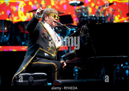 März 12, 2019 - Raleigh, North Carolina; USA - Musiker Elton John führt live als seinen "Abschied Yellow Brick Road Tour" macht einen Stop an der PNC-Arena in Raleigh befindet. Copyright 2019 Jason Moore. Credit: Jason Moore/ZUMA Draht/Alamy leben Nachrichten Stockfoto