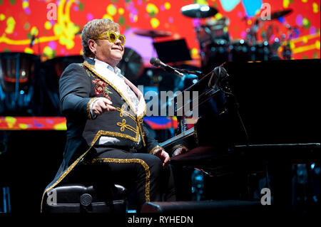 März 12, 2019 - Raleigh, North Carolina; USA - Musiker Elton John führt live als seinen "Abschied Yellow Brick Road Tour" macht einen Stop an der PNC-Arena in Raleigh befindet. Copyright 2019 Jason Moore. Credit: Jason Moore/ZUMA Draht/Alamy leben Nachrichten Stockfoto