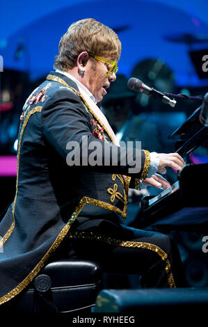 März 12, 2019 - Raleigh, North Carolina; USA - Musiker Elton John führt live als seinen "Abschied Yellow Brick Road Tour" macht einen Stop an der PNC-Arena in Raleigh befindet. Copyright 2019 Jason Moore. Credit: Jason Moore/ZUMA Draht/Alamy leben Nachrichten Stockfoto