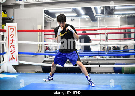 Tokio, Japan. 12 Mär, 2019. Ryoichi Taguchi Boxen: ryoichi Taguchi von Japan shadowboxes während eines Media Training zu Watanabe Boxing Gym in Tokio, Japan. Credit: Hiroaki Yamaguchi/LBA/Alamy leben Nachrichten Stockfoto