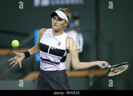 Los Angeles, Kalifornien, USA. 13 Mär, 2019. Marketa Vondrousova der Tschechischen, gibt den Ball zu Elina Svitolina der Ukraine, während die Frauen singles Viertelfinale gegen der BNP Paribas Open Tennisturnier am Mittwoch, 13. März 2019 im kalifornischen Indian Wells. Credit: Ringo Chiu/ZUMA Draht/Alamy leben Nachrichten Stockfoto