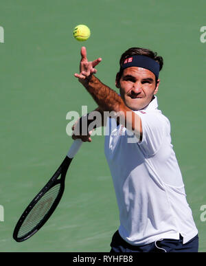 Indian Wells, USA. 13 Mär, 2019. Roger Federer von der Schweiz dient der Kyle Edmund von Großbritannien während der Männer singles vierte Runde der BNP Paribas Open in Indian Wells, Kalifornien, USA, 13. März 2019. Federer gewann 2-0. Credit: Zhao Hanrong/Xinhua/Alamy leben Nachrichten Stockfoto