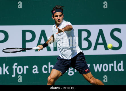Indian Wells, USA. 13 Mär, 2019. Roger Federer von der Schweiz liefert die Kugel zu Kyle Edmund von Großbritannien während der Männer singles vierte Runde der BNP Paribas Open in Indian Wells, Kalifornien, USA, 13. März 2019. Federer gewann 2-0. Credit: Zhao Hanrong/Xinhua/Alamy leben Nachrichten Stockfoto