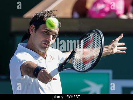 Indian Wells, USA. 13 Mär, 2019. Roger Federer von der Schweiz liefert die Kugel zu Kyle Edmund von Großbritannien während der Männer singles vierte Runde der BNP Paribas Open in Indian Wells, Kalifornien, USA, 13. März 2019. Federer gewann 2-0. Credit: Zhao Hanrong/Xinhua/Alamy leben Nachrichten Stockfoto