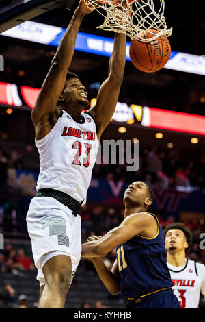 Louisville Kardinäle center Steven Enoch (23) Während der ACC College Basketball Turnier Spiel zwischen den Notre Dame Fighting Irish und die Louisville Kardinäle am Spektrum Mitte am Mittwoch März 13, 2019 in Charlotte, NC. Jakob Kupferman/CSM Stockfoto