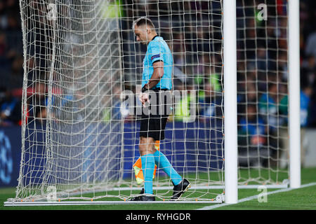 Barcelona, Spanien. Credit: D. 13 Mär, 2019. Schiedsrichter Fußball: UEFA Champions League Runde 16 2. bein Übereinstimmung zwischen 5-1 Olympique Lyonnais FC Barcelona im Camp Nou Stadion in Barcelona, Spanien. Credit: D. Nakashima/LBA/Alamy leben Nachrichten Stockfoto