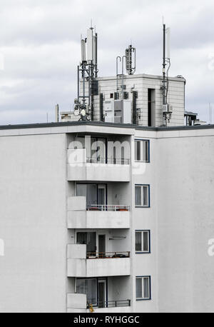 Berlin, Deutschland. 13 Mär, 2019. Handy Antennen auf dem Dach eines Wohnhauses. Foto: Jens Kalaene/dpa-Zentralbild/ZB/dpa/Alamy leben Nachrichten Stockfoto