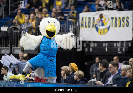 Berlin, Deutschland. 13 Mär, 2019. Basketball: Eurocup ALBA Berlin - unicaja Malaga, Endrunde, Viertelfinale, 3. Spieltag. Albatros, Maskottchen von Alba. Credit: Soeren Stache/dpa/Alamy leben Nachrichten Stockfoto