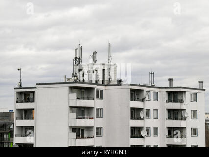 Berlin, Deutschland. 13 Mär, 2019. Handy Antennen auf dem Dach eines Wohnhauses. Foto: Jens Kalaene/dpa-Zentralbild/ZB/dpa/Alamy leben Nachrichten Stockfoto