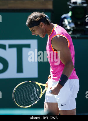 Indian Wells, USA. 13 Mär, 2019. Rafael Nadal von Spanien reagiert während der Männer singles vierte runde Spiel gegen Filip Krajinovic von Serbien bei der BNP Paribas Open in Indian Wells, Kalifornien, USA, 13. März 2019. Nadal gewann 2-0. Credit: Zhao Hanrong/Xinhua/Alamy leben Nachrichten Stockfoto