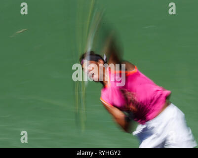 Indian Wells, USA. 13 Mär, 2019. Rafael Nadal von Spanien dient während der Männer singles vierte runde Spiel gegen Filip Krajinovic von Serbien bei der BNP Paribas Open in Indian Wells, Kalifornien, USA, 13. März 2019. Nadal gewann 2-0. Credit: Zhao Hanrong/Xinhua/Alamy leben Nachrichten Stockfoto