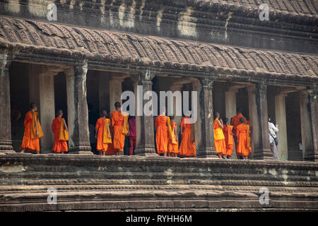 Angkor Wat, Siem Reap, Kambodscha, Donnerstag, den 14. März 2019. Siem Reap, Kambodscha Wetter: Die heißen Trockenperiode geht weiter mit Höhen und Tiefen von 36 Grad bis 26 Grad. Touristen, die in den Tempeln von Angkor Wat im frühen Morgen die extreme Hitze am Tag später zu vermeiden. Angkor Wat ist eine Tempelanlage in Kambodscha und eines der größten religiösen Bauwerke der Welt, auf einer Website messen von 162,6 Hektar. Credit: WansfordPhoto/Alamy leben Nachrichten Stockfoto