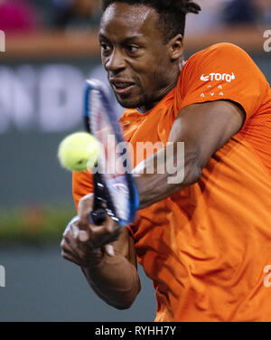 Los Angeles, Kalifornien, USA. 13 Mär, 2019. GAEL Monfils von Frankreich, gibt den Ball zu S. Kohlschreiber in Deutschland, während die Männer singles vierte Runde der BNP Paribas Open in Indian Wells. Credit: Ringo Chiu/ZUMA Draht/Alamy leben Nachrichten Stockfoto