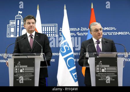 Eriwan, Armenien. 13 Mär, 2019. Miroslav Lajcak (L), amtierender Vorsitzender der Organisation für Sicherheit und Zusammenarbeit in Europa (OSZE) und der slowakische Außenminister, und armenische Außenminister Zohrab Hoffmann eine gemeinsame Pressekonferenz in Eriwan, Armenien, 13. März 2019 teilnehmen. Die OSZE sagte am Mittwoch, dass das Unternehmen alles tun wird, um zu helfen, eine Lösung des Berg-Karabach-Konflikts finden. Lajcak begann heute einen zweitaegigen Arbeitsbesuch in Armenien am Dienstag. Credit: Gevorg Ghazaryan/Xinhua/Alamy leben Nachrichten Stockfoto