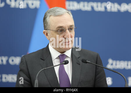 Eriwan, Armenien. 13 Mär, 2019. Armenische Außenminister Zohrab Hoffmann nimmt an einer Pressekonferenz in Eriwan, Armenien, 13. März 2019. Die Organisation für Sicherheit und Zusammenarbeit in Europa (OSZE) erklärte am Mittwoch, dass die Organisation Hier werden alles tun, um zu helfen, eine Lösung des Berg-Karabach-Konflikts finden. Credit: Gevorg Ghazaryan/Xinhua/Alamy leben Nachrichten Stockfoto