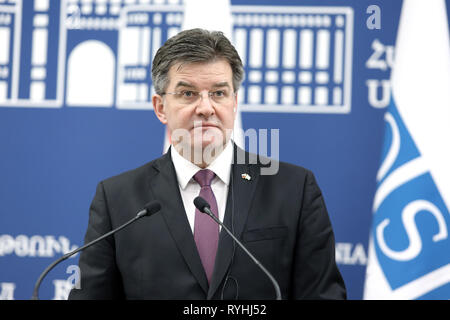 Eriwan, Armenien. 13 Mär, 2019. Miroslav Lajcak, amtierender Vorsitzender der Organisation für Sicherheit und Zusammenarbeit in Europa (OSZE) und der slowakische Außenminister, auf einer Pressekonferenz in Jerewan, Armenien, 13. März 2019. Die OSZE sagte am Mittwoch, dass das Unternehmen alles tun wird, um zu helfen, eine Lösung des Berg-Karabach-Konflikts finden. Lajcak begann heute einen zweitaegigen Arbeitsbesuch in Armenien am Dienstag. Credit: Gevorg Ghazaryan/Xinhua/Alamy leben Nachrichten Stockfoto