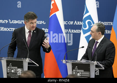 Eriwan, Armenien. 13 Mär, 2019. Miroslav Lajcak (L), amtierender Vorsitzender der Organisation für Sicherheit und Zusammenarbeit in Europa (OSZE) und der slowakische Außenminister, und armenische Außenminister Zohrab Hoffmann eine gemeinsame Pressekonferenz in Eriwan, Armenien, 13. März 2019 teilnehmen. Die OSZE sagte am Mittwoch, dass das Unternehmen alles tun wird, um zu helfen, eine Lösung des Berg-Karabach-Konflikts finden. Lajcak begann heute einen zweitaegigen Arbeitsbesuch in Armenien am Dienstag. Credit: Gevorg Ghazaryan/Xinhua/Alamy leben Nachrichten Stockfoto