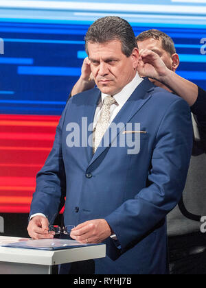 Bratislava, Slowakei. 13 Mär, 2019. Kandidaten für den Posten des Präsidenten der Slowakischen Maros Sefcovic (links) bereitet sich auf die letzte Debatte der Kandidaten in einem TV-Studio am 13. März 2019 in Bratislava, Slowakei. Die erste Runde der Abstimmung soll am 16. März statt. Quelle: Martin Mikula/CTK Photo/Alamy leben Nachrichten Stockfoto