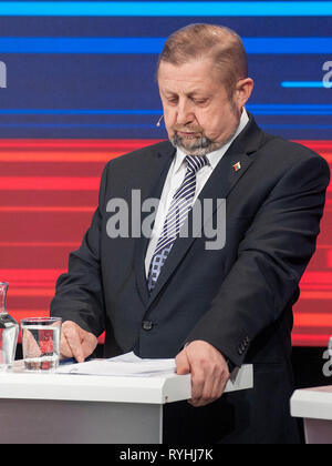 Bratislava, Slowakei. 13 Mär, 2019. Kandidaten für den Posten des Präsidenten der Slowakischen Republik Stefan HARABIN bereitet sich auf die letzte Debatte der Kandidaten in einem TV-Studio am 13. März 2019 in Bratislava, Slowakei. Die erste Runde der Abstimmung soll am 16. März statt. Quelle: Martin Mikula/CTK Photo/Alamy leben Nachrichten Stockfoto