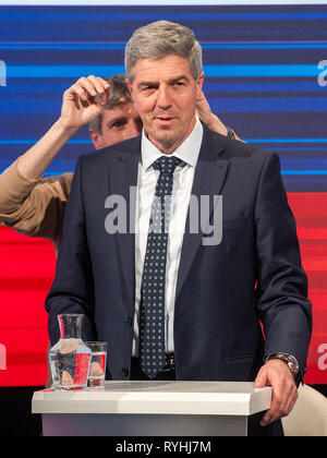 Bratislava, Slowakei. 13 Mär, 2019. Kandidaten für den Posten des Präsidenten der Slowakischen Republik Bela Bugar (rechts) bereitet sich auf die letzte Debatte der Kandidaten in einem TV-Studio am 13. März 2019 in Bratislava, Slowakei. Die erste Runde der Abstimmung soll am 16. März statt. Quelle: Martin Mikula/CTK Photo/Alamy leben Nachrichten Stockfoto