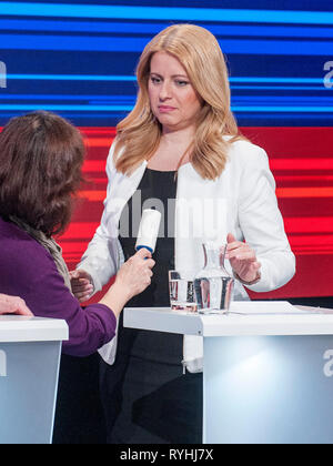 Bratislava, Slowakei. 13 Mär, 2019. Kandidaten für den Posten des Präsidenten der Slowakischen Republik Zuzana Caputova bereitet sich auf die letzte Debatte der Kandidaten in einem TV-Studio am 13. März 2019 in Bratislava, Slowakei. Die erste Runde der Abstimmung soll am 16. März statt. Quelle: Martin Mikula/CTK Photo/Alamy leben Nachrichten Stockfoto