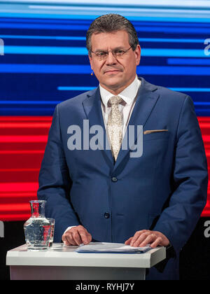 Bratislava, Slowakei. 13 Mär, 2019. Kandidaten für den Posten des Präsidenten der Slowakischen Maros Sefcovic bereitet sich auf die letzte Debatte der Kandidaten in einem TV-Studio am 13. März 2019 in Bratislava, Slowakei. Die erste Runde der Abstimmung soll am 16. März statt. Quelle: Martin Mikula/CTK Photo/Alamy leben Nachrichten Stockfoto