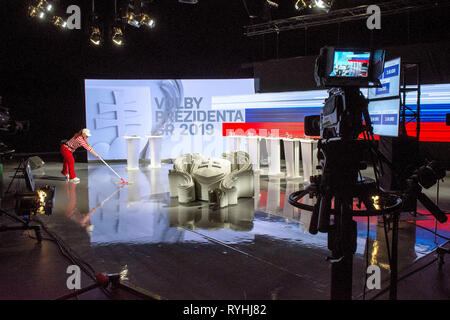 Bratislava, Slowakei. 13 Mär, 2019. Eine Putzfrau reinigt ein TV-Studio vor der letzten Debatte der Kandidaten für das Amt des Präsidenten der Slowakischen Republik, am 13. März 2019 in Bratislava, Slowakei. Die erste Runde der Abstimmung soll am 16. März statt. Quelle: Martin Mikula/CTK Photo/Alamy leben Nachrichten Stockfoto