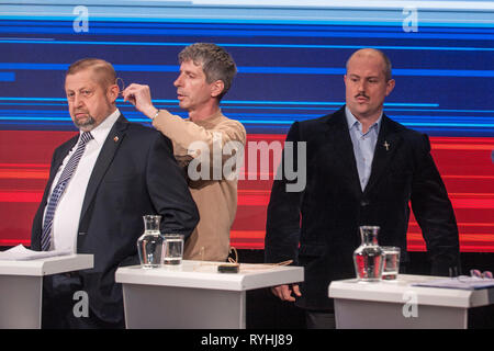 Bratislava, Slowakei. 13 Mär, 2019. Kandidaten für den Posten des Präsidenten der Slowakischen Republik Stefan HARABIN (links) und Marian Kotleba (rechts) für die letzte Debatte der Kandidaten in einem TV-Studio am 13. März 2019 vorzubereiten, in Bratislava, Slowakei. Die erste Runde der Abstimmung soll am 16. März statt. Quelle: Martin Mikula/CTK Photo/Alamy leben Nachrichten Stockfoto