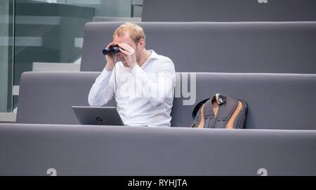 Berlin, Deutschland. 14 Mär, 2019. Ein Besucher stellt die Sitzung des Bundestages mit dem Fernglas von der Tribüne. Thema war die Verbesserung des Gesundheitswesens. Credit: Kay Nietfeld/dpa/Alamy leben Nachrichten Stockfoto