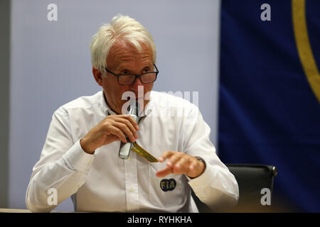 Datei pics Charlie Whiting F1 Race Director starb heute, Melbourne, ... Datei pics Charlie Whiting F1 Race Director 14 März, 2019 starb. Sochi, Russland. 10.Oktober 2014. © Foto 4/LaPresse 10/10/2014 Sotschi, Russland Sport Grand Prix Formel 1 Russland 2014 In der Pic: FIA-Pressekonferenz auf der Unfall von Jules Bianchi (FRA) Marussia F1 Team MR03 beim Grand Prix von Japan in Suzuka (L und R): Charlie Whiting (GBR) FIA-Delegierten Credit: LaPresse/Alamy leben Nachrichten Stockfoto